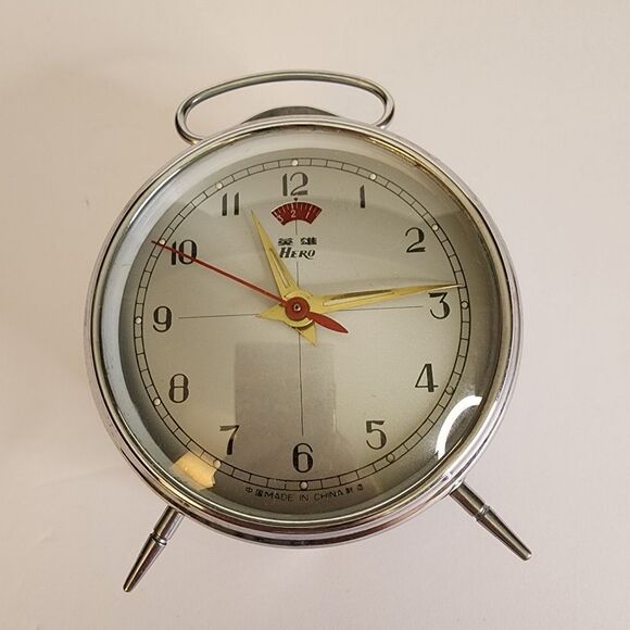Hero Vintage Inspired Wind Up Metal Table Top Alarm Clock - Picture 8 of 8